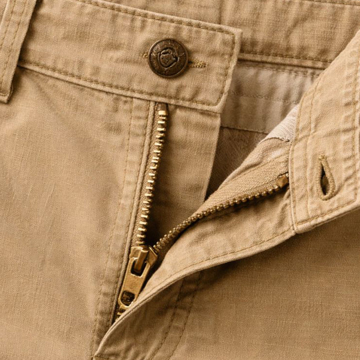 Short cargo homme polyvalent, décontracté et robuste, avec poches zippées, parfait pour la mode masculine.