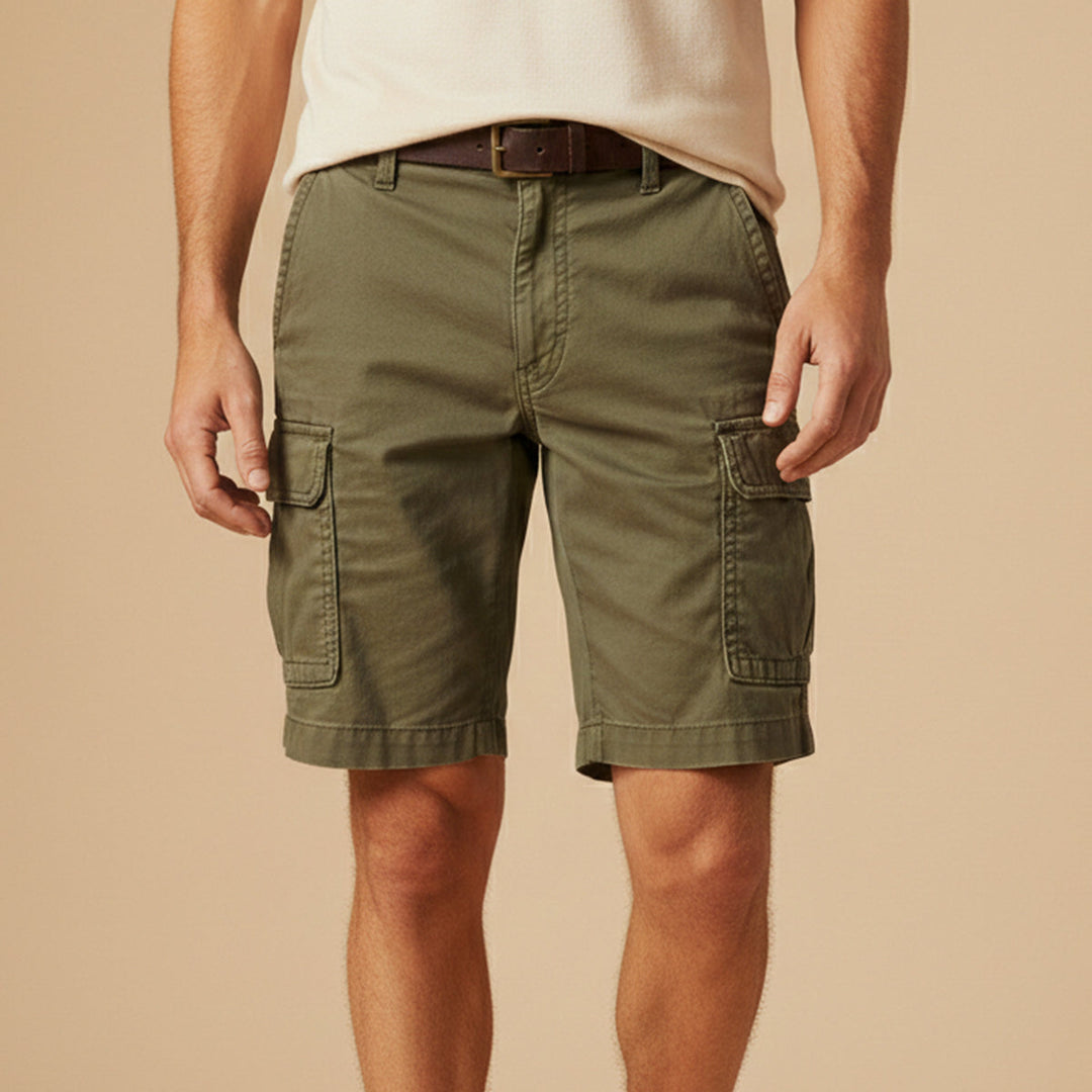 Short cargo homme moderne avec poches utilitaires et fermeture éclair, idéal pour la mode masculine estivale.