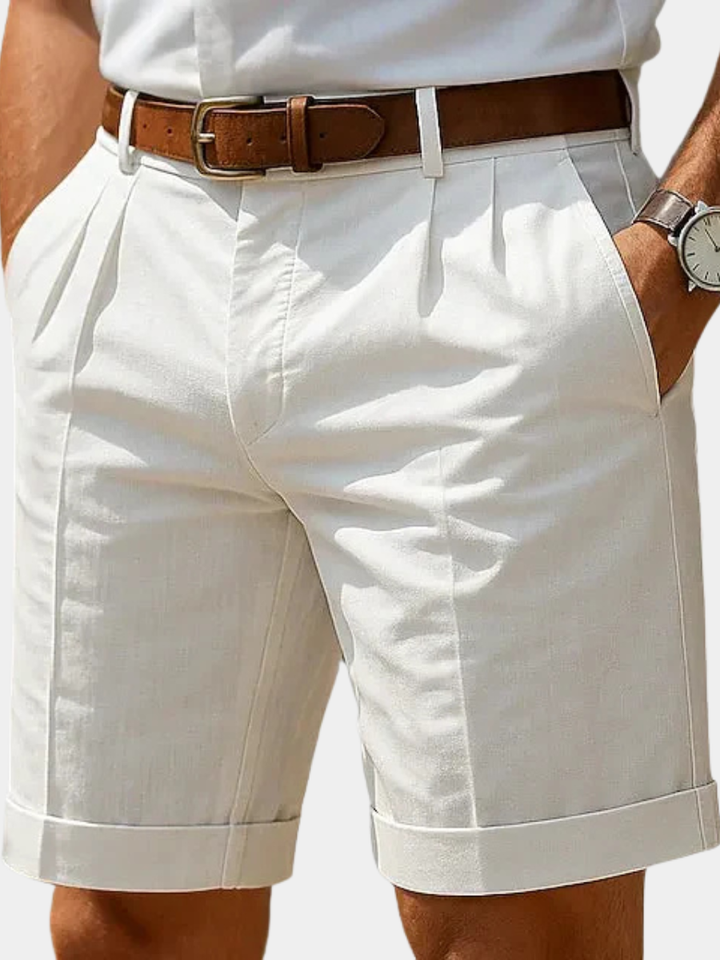 Short chino homme élégant à plis et revers, parfait pour un look d'été décontracté et confortable.