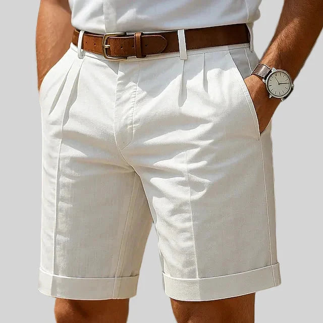 Short chino casual chic pour homme, idéal pour l'été. Design élégant avec plis et revers, très confortable.