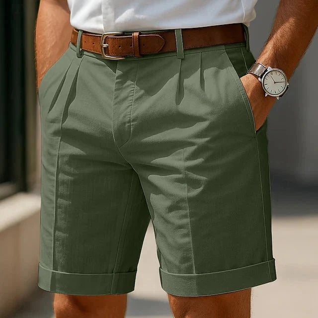 Short homme type chino décontracté élégant, avec des plis marqués et revers. Confort pour l'été casual.