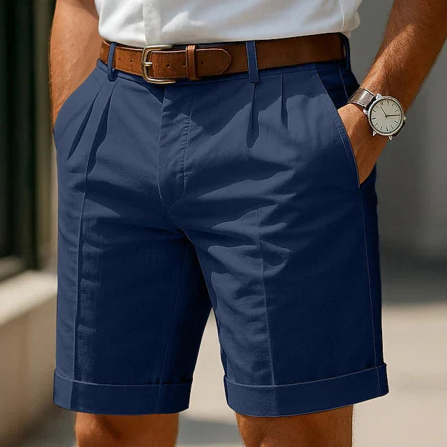 Short élégant homme style chino, doté de plis et revers distinctifs. Idéal pour un look d'été chic et décontracté.