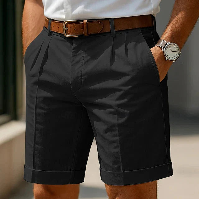 Short chino homme décontracté, mettant en valeur ses plis soignés et revers chics. Parfait pour l'été.