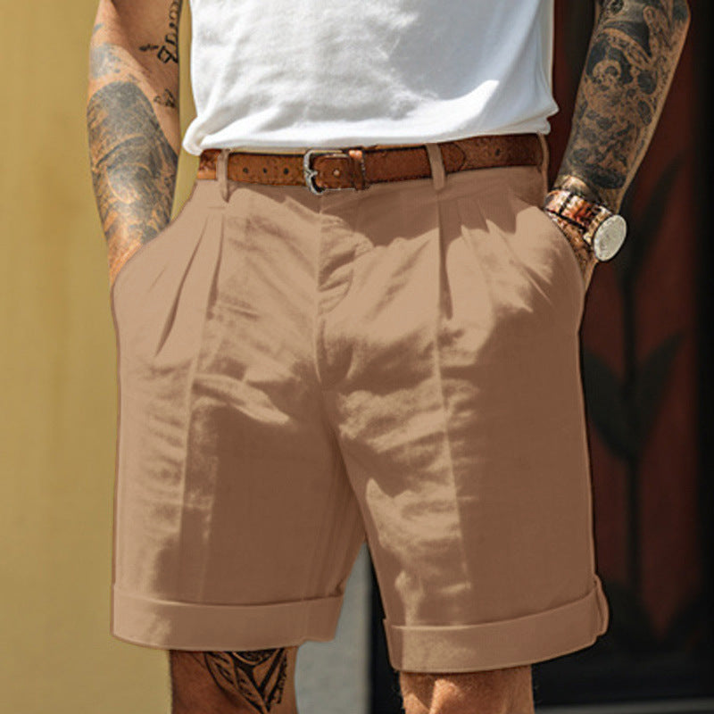 Short d'été homme, coupe chino confortable et élégante, avec ses plis distinctifs et revers stylés.