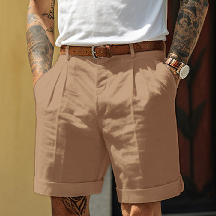 Short d'été homme, coupe chino confortable et élégante, avec ses plis distinctifs et revers stylés.