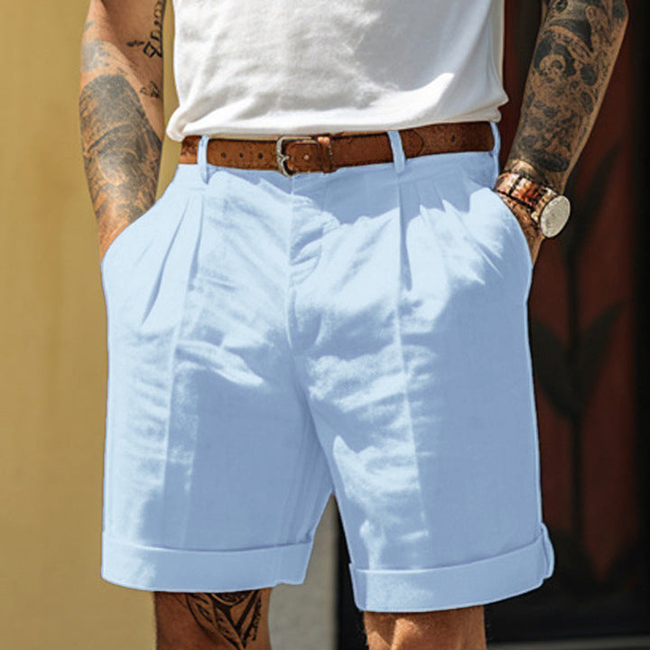 Short homme casual élégant, idéal pour l'été. Ce chino à plis et revers offre style et confort toute la journée.