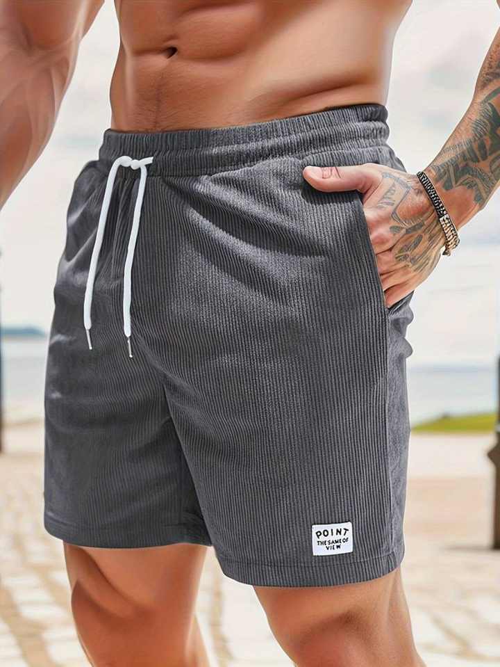 Short de bain homme côtelé décontracté, parfait pour se détendre à la plage ou au bord de la piscine.