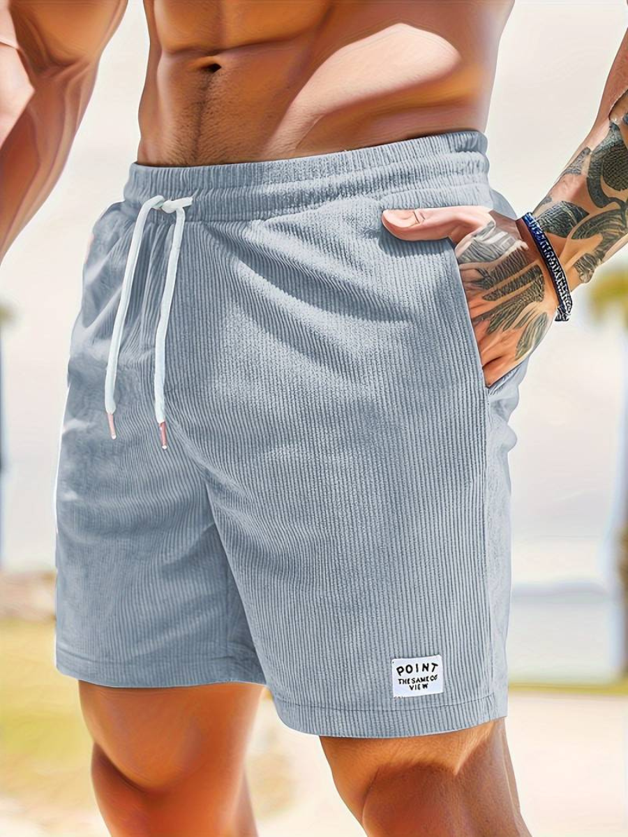 Vêtement de plage homme côtelé gris, taille ajustable, assure un confort idéal pour l'été.