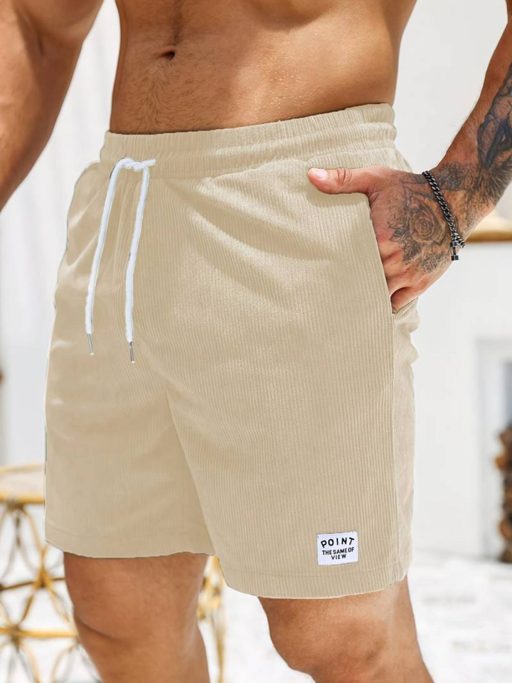 Short de bain homme ajustable, texture côtelée unique, look décontracté chic pour la plage.