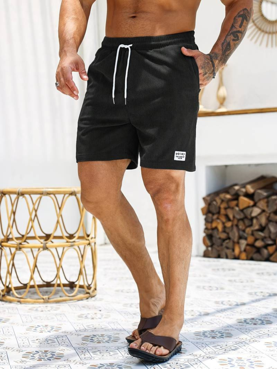 Poches latérales fonctionnelles sur ce short de bain homme côtelé, pratique pour la plage.