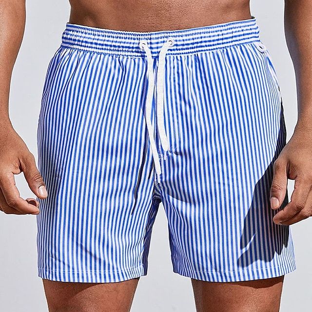 Maillot de bain homme rayé mode, boardshort estival confortable pour les vacances à la plage.
