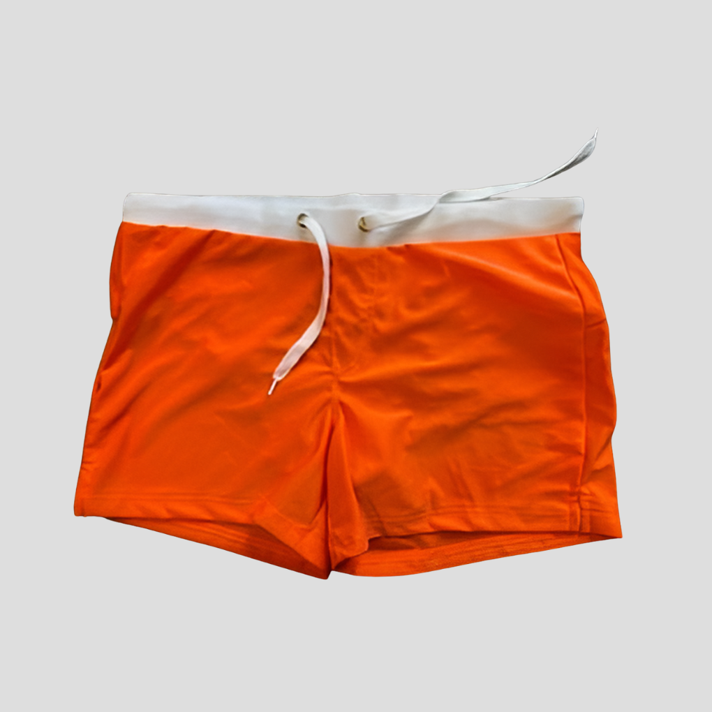 Maillot de bain homme avec cordon et fentes latérales. Idéal pour natation, plage et détente estivale.