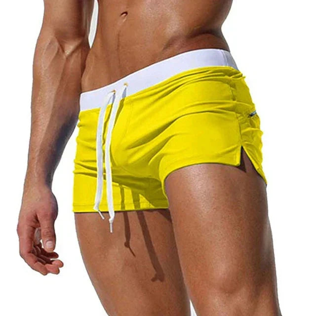 Maillot de bain homme stylé avec cordon de serrage. Parfait pour la plage, la natation et l'été.