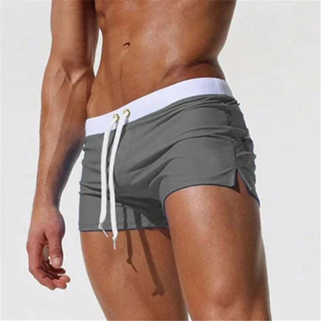 Short de bain homme avec fentes latérales et cordon. Look décontracté et chic pour la plage.