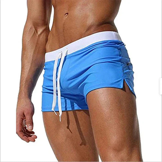 Short de bain homme avec cordon de serrage et fentes latérales. Confortable pour la natation.