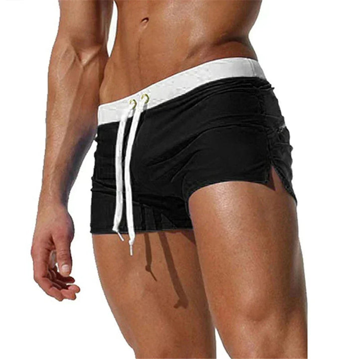 Short de bain homme estival, léger et confortable. Pour la plage, la piscine et sports nautiques.