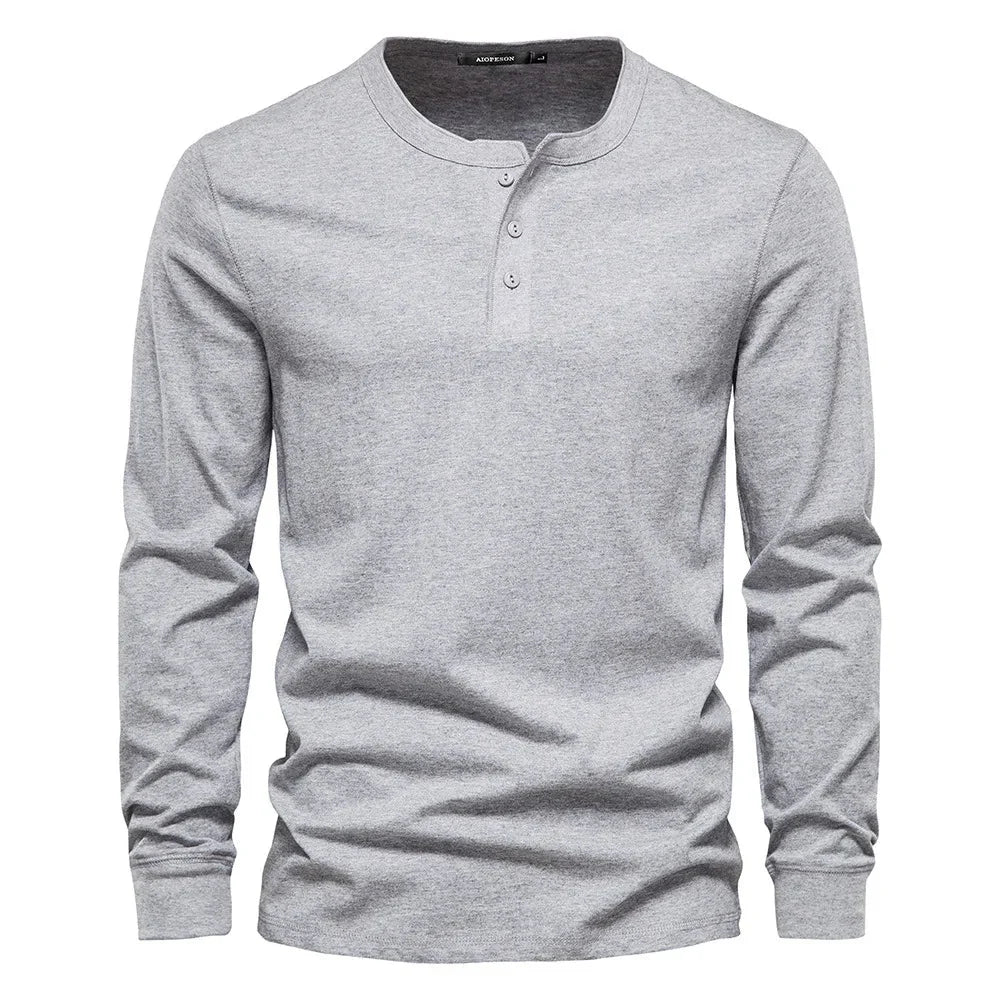 T-shirt Henley homme noir, manches longues, avec boutons. Confortable et smart-casual pour la mode masculine.