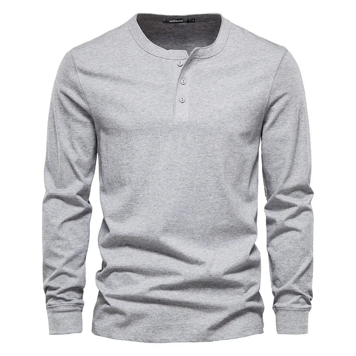 T-shirt Henley homme noir, manches longues, avec boutons. Confortable et smart-casual pour la mode masculine.