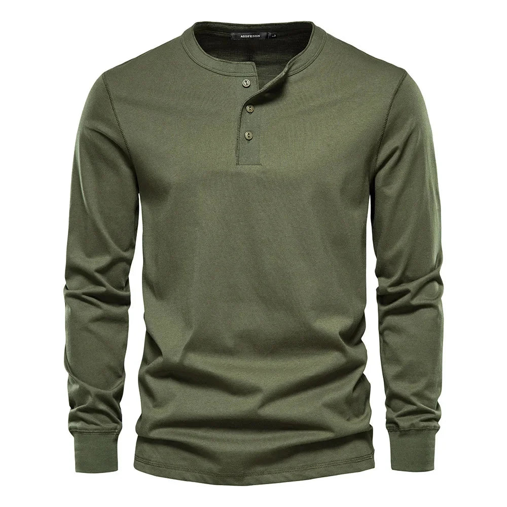 Gros plan sur le col rond et les boutons d'un t-shirt Henley homme en coton, manches longues.