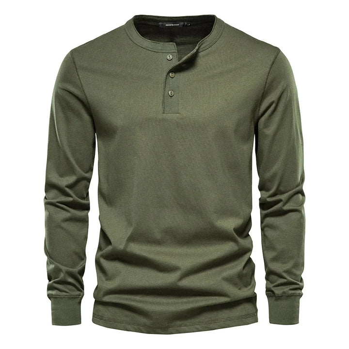 Gros plan sur le col rond et les boutons d'un t-shirt Henley homme en coton, manches longues.