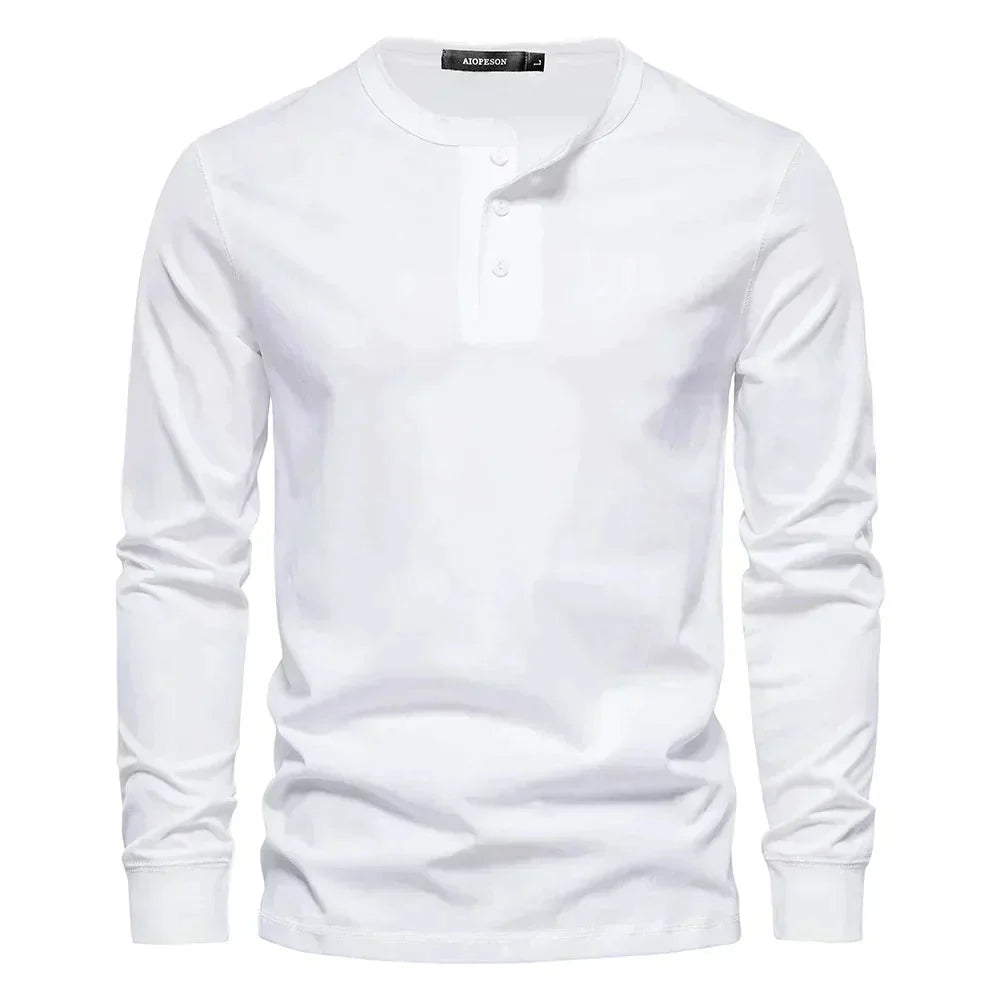 Silhouette d'un homme élégant en t-shirt Henley blanc, manches longues. Mode masculine décontractée chic.