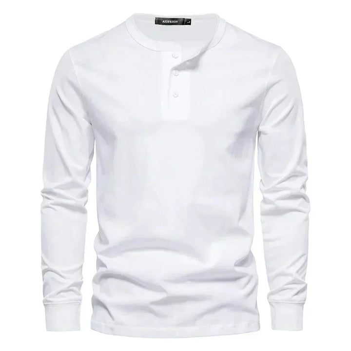 Silhouette d'un homme élégant en t-shirt Henley blanc, manches longues. Mode masculine décontractée chic.