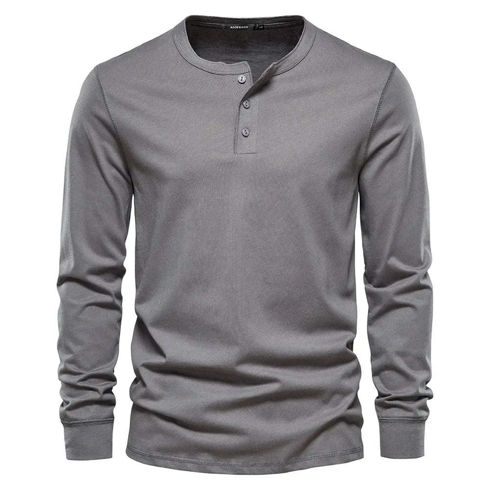 Vue de dos d'un t-shirt Henley homme coupe droite, manches longues. Vêtement essentiel mode masculine.