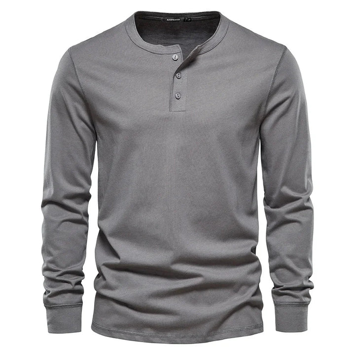 Vue de dos d'un t-shirt Henley homme coupe droite, manches longues. Vêtement essentiel mode masculine.