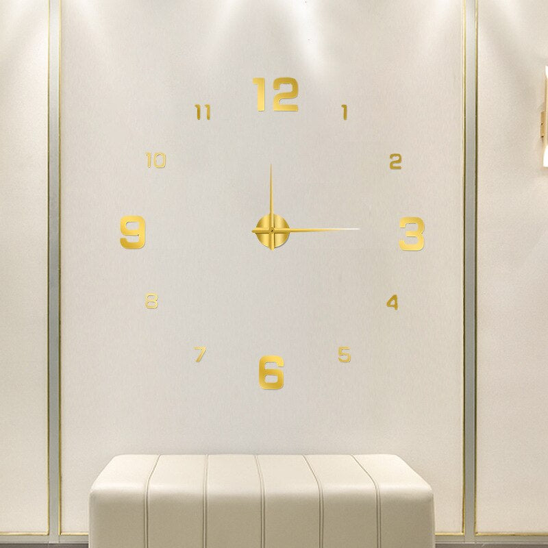 Horloge géante murale design moderne avec chiffres romains, un élément de décoration phare pour le salon.