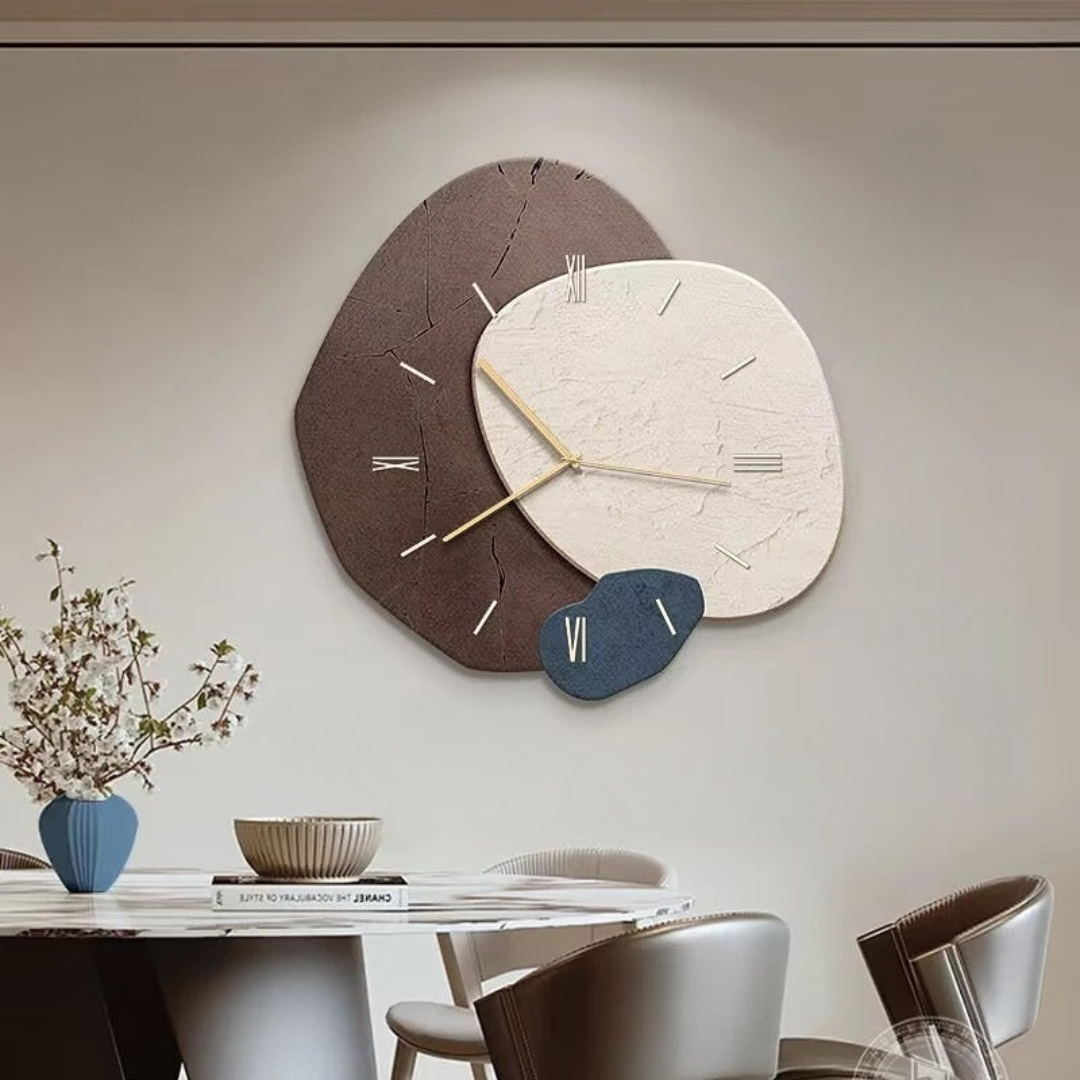 Horloge murale design en bois clair, avec éclairage LED intégré, parfaite pour une décoration murale moderne et pratique.