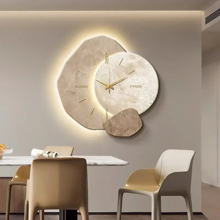 Horloge murale silencieuse en bois et lampe LED, créant une lumière d'ambiance chaleureuse pour la décoration du salon.