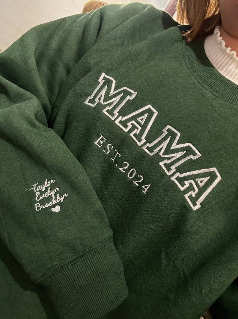 Sweatshirt personnalisé unisexe avec broderie des noms. Cadeau affectif idéal pour famille, maman, papa.