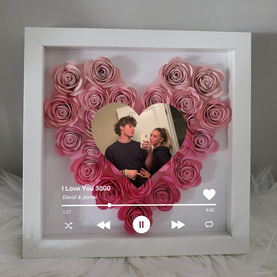 Cadre photo cœur sur mesure, pour un cadeau d'amour unique. Parfait souvenir personnalisé.