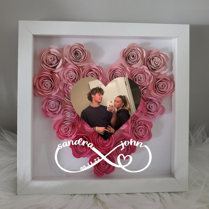 Cadre photo cœur personnalisé, une touche d'amour pour votre décoration murale. Cadeau couple idéal.