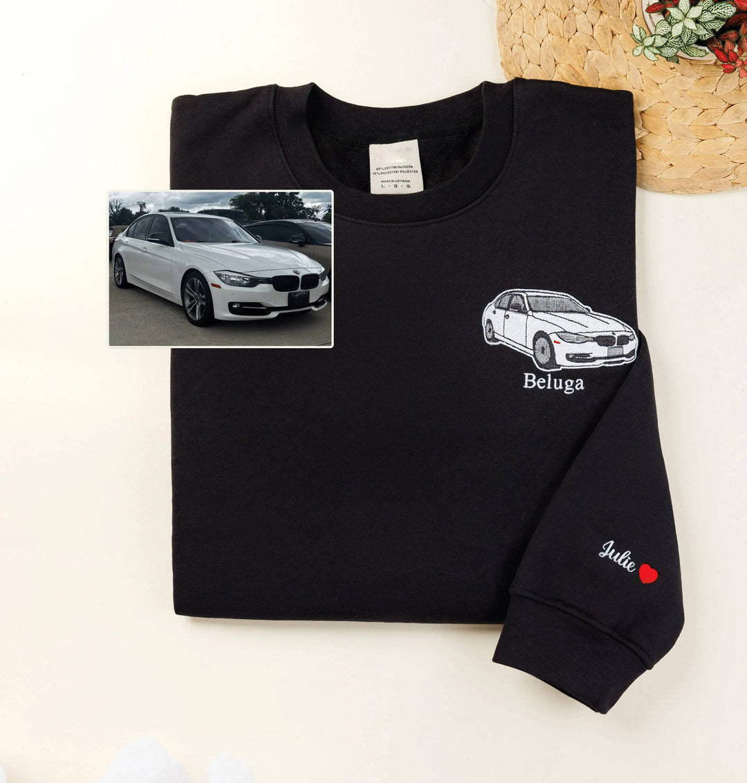 Détail de la broderie voiture sur un sweat à capuche CarStitch. Cadeau personnalisé pour amateur auto.