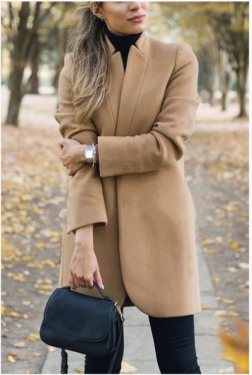 Veste femme élégante coupe cintrée verte. Manteau raffiné à col montant, idéal pour automne/hiver.