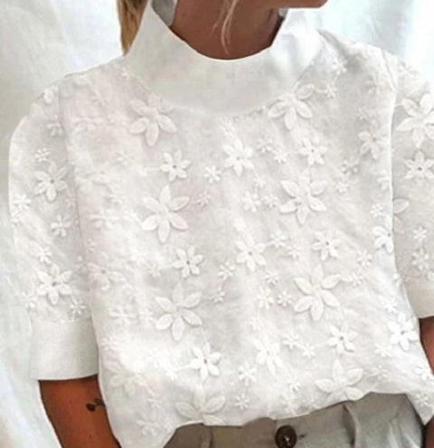Veste pull-over femme élégante, en maille fine avec broderies délicates. Idéale pour un confort stylé.