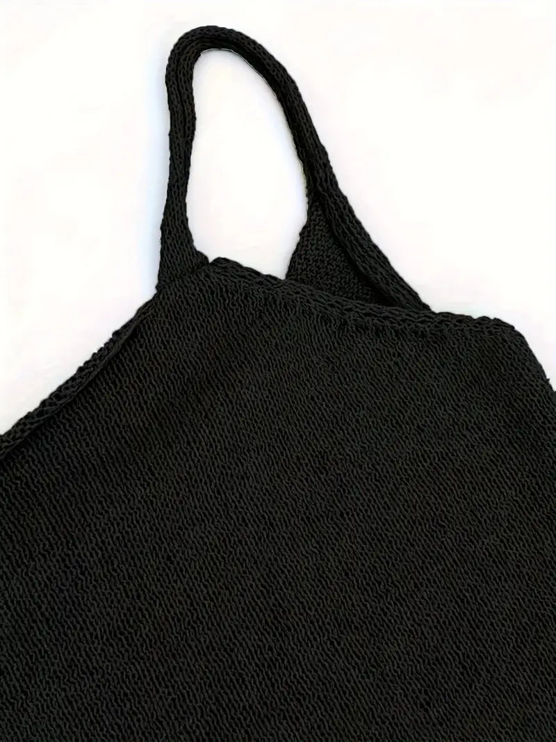 Mini robe femme ajustée, dos nu, bretelles fines. Chic et idéale pour l'été.