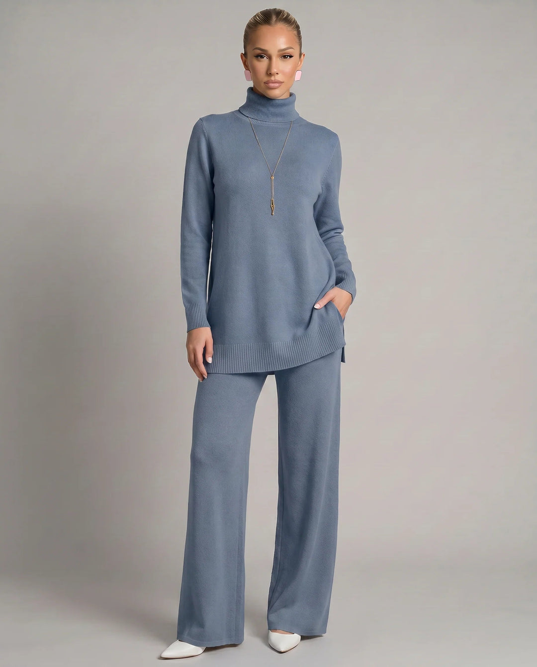 Ensemble femme deux pièces en maille. Pantalon large décontracté et haut assorti. Confort optimal.