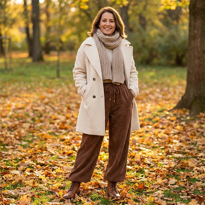 Pantalon femme velours côtelé, coupe large et confortable, parfait pour les journées décontractées hivernales.