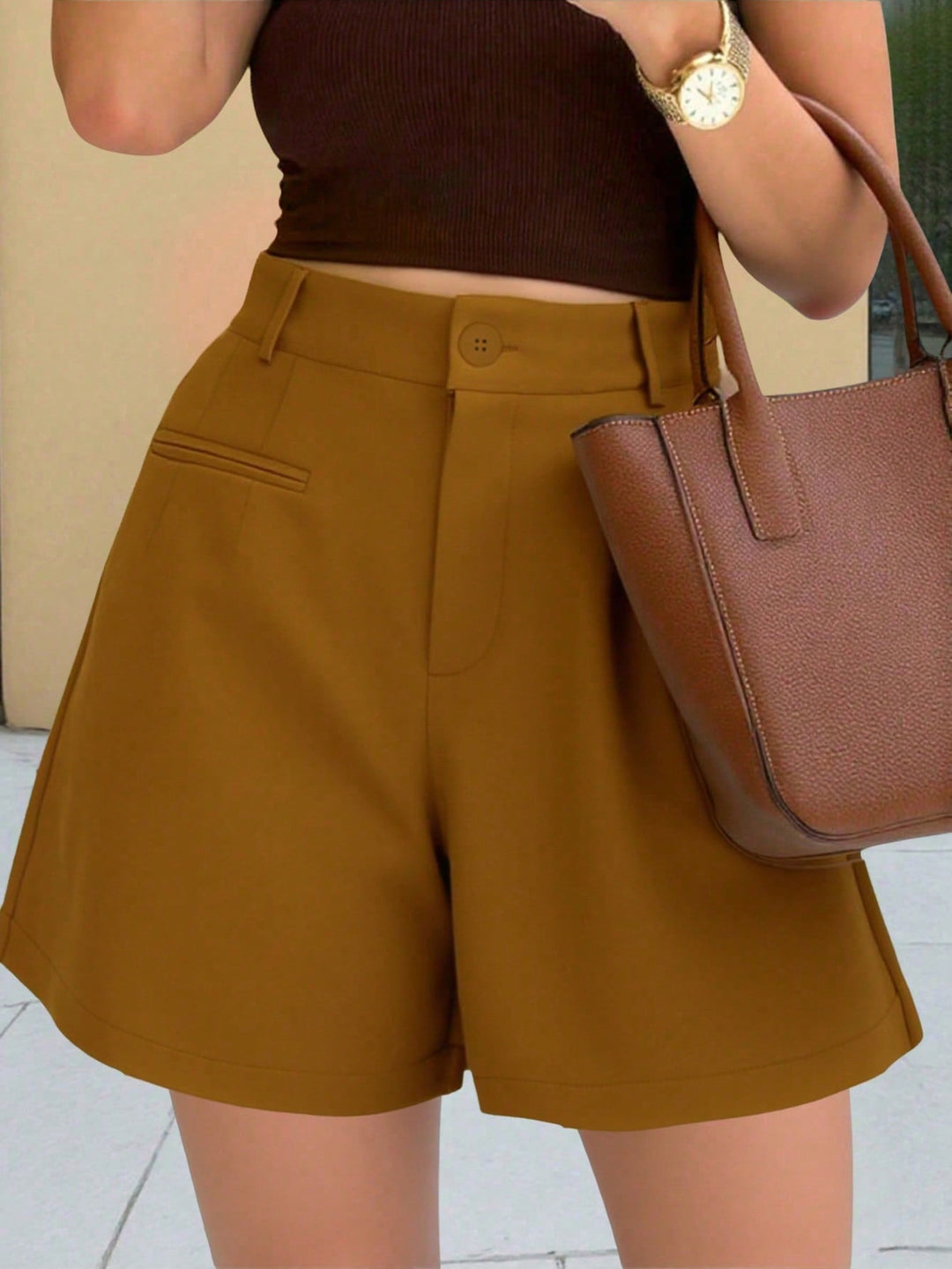Confortable short femme à jambes larges pour le travail ou sorties estivales décontractées.