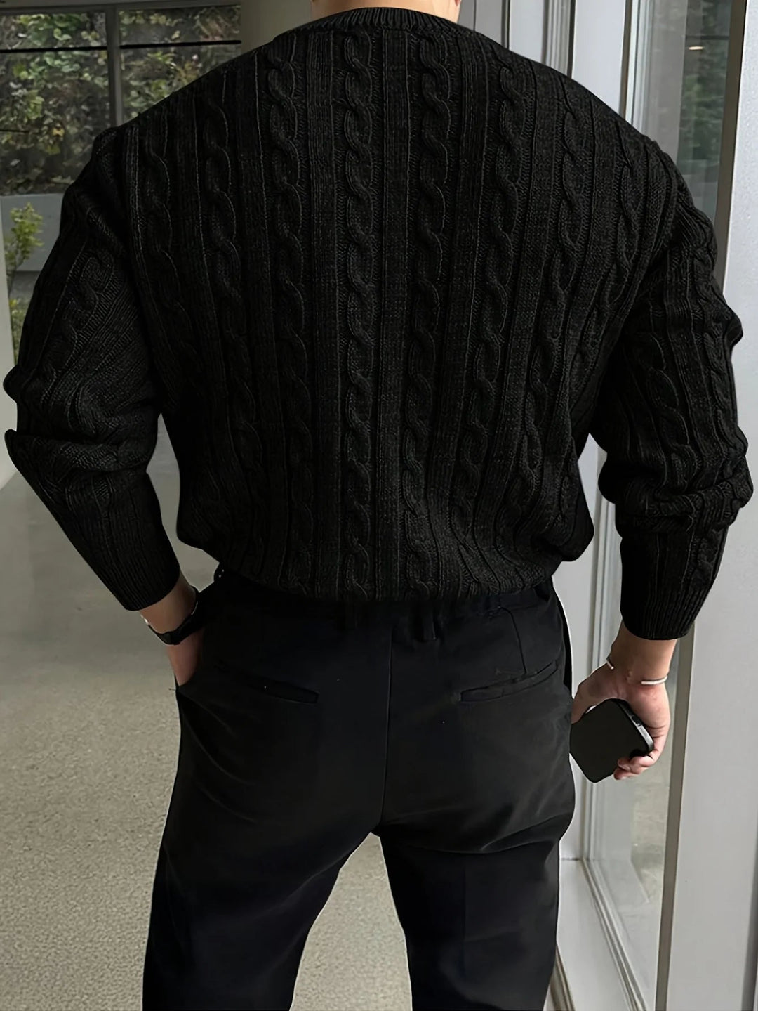 Pull homme texturé élégant, col roulé. Vêtement chaud pour automne/hiver. Style moderne.