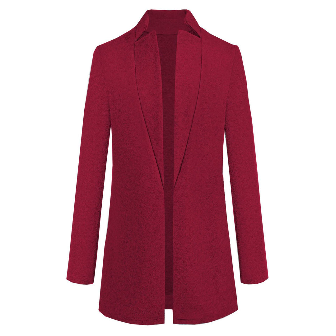 Manteau femme rouge vin élégant. Col montant et coupe cintrée raffinée. Veste chic pour l'hiver.