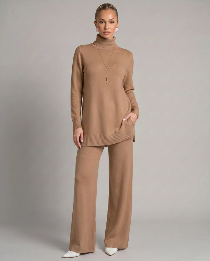 Mannequin portant un ensemble maille femme deux pièces: pull et pantalon large coupe décontractée.