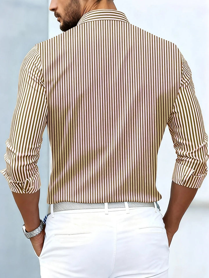 Chemise homme rayée moderne à manches longues, matière extensible pour un confort décontracté. Style chic printanier.