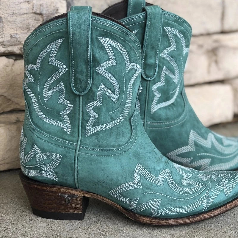 Mode hiver: bottines femme brodées, bout pointu, alliant chic et confort pour un look tendance.