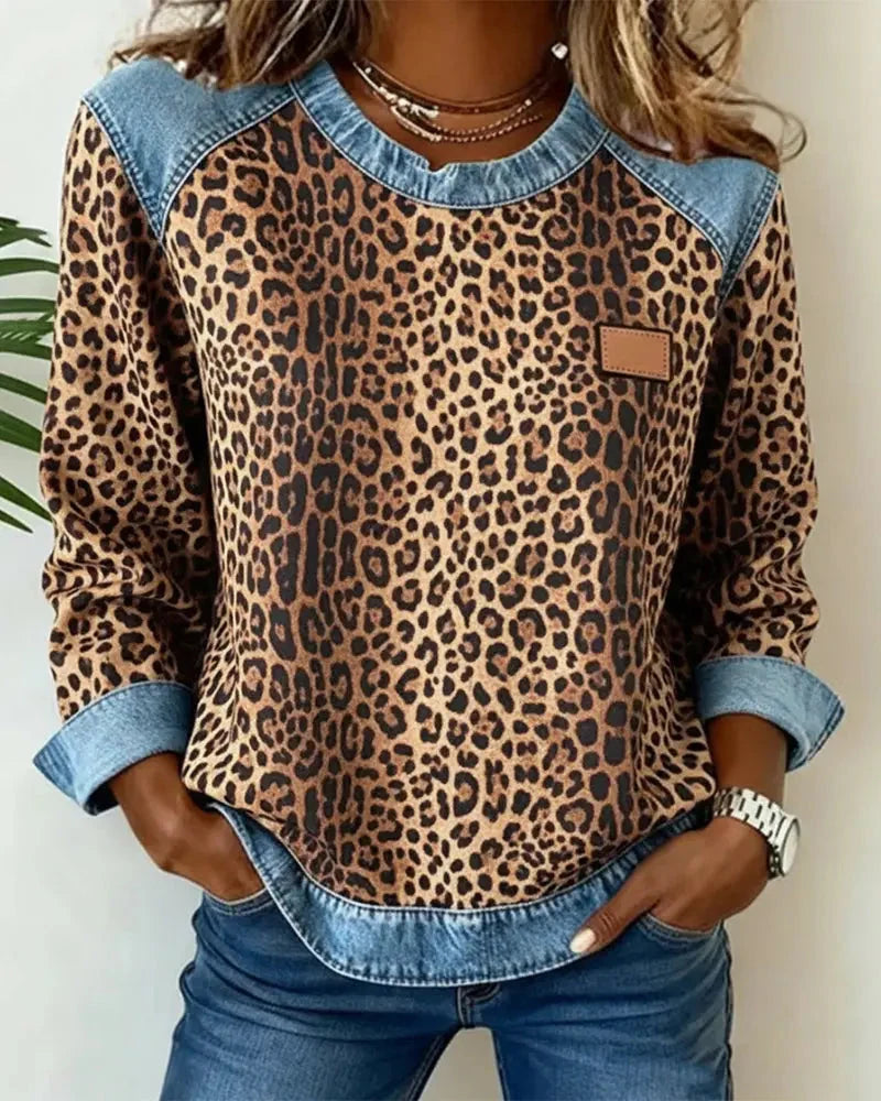 Sweatshirt femme patchwork chic à col rond, motif floral embossé. Élégant, confortable.