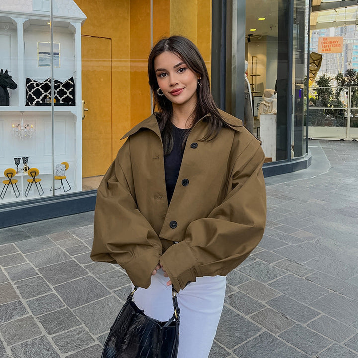 Manteau femme chic à col revers, coupe droite minimaliste. Élégant et confortable pour l'automne et l'hiver.
