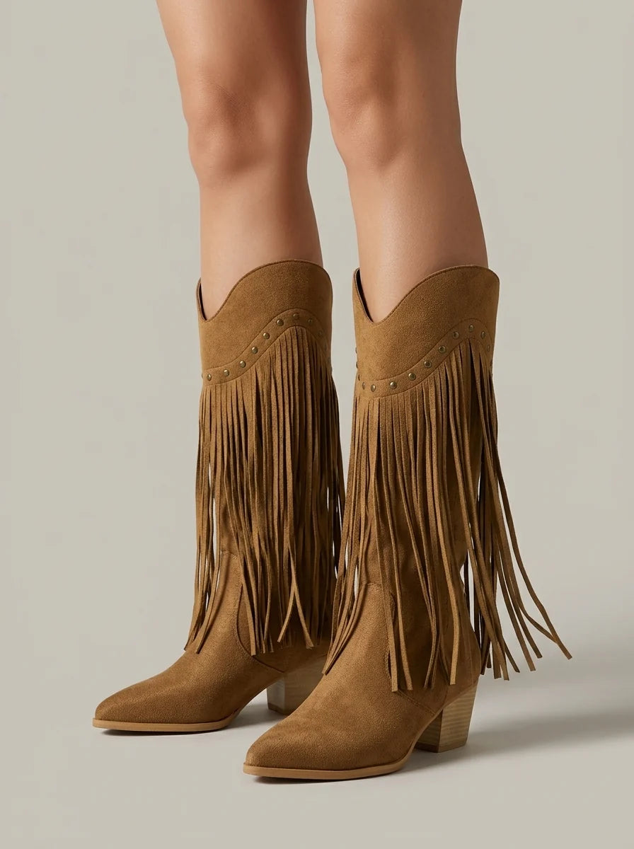 Bottes femme tendance à bout pointu, franges et détails rivets décoratifs. Chaussures élégantes automne-hiver.