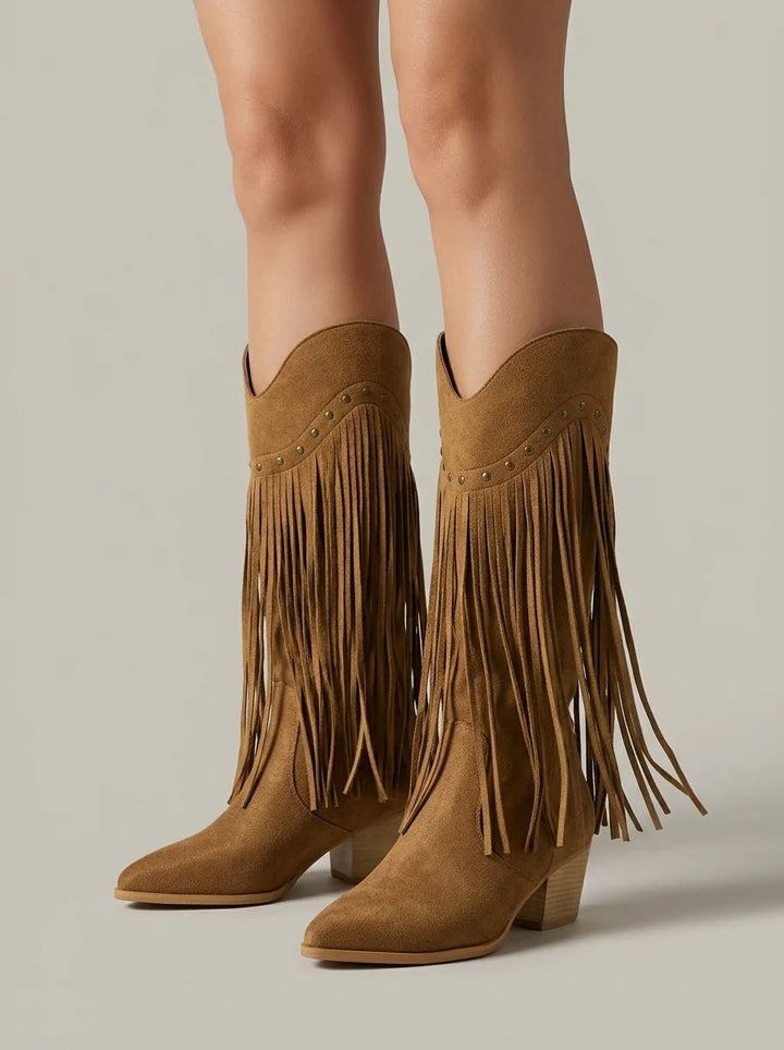 Bottes femme tendance à bout pointu, franges et détails rivets décoratifs. Chaussures élégantes automne-hiver.